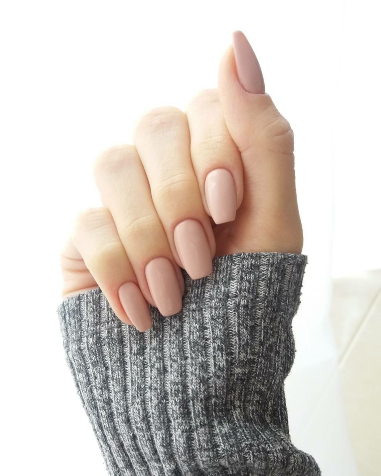 Unghie color cipria, smalto colore nude, manicure forma coffin