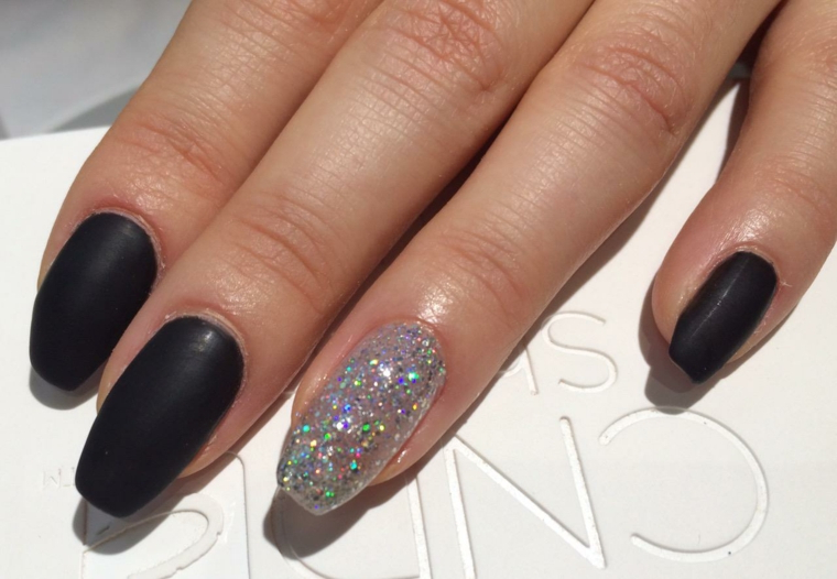 Forme unghie gel, smalto colore nero, accent nail argento glitter