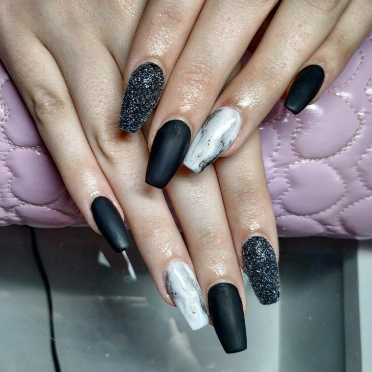 Smalto effetto nero sugar, unghie semplici gel, manicure forma quadrata