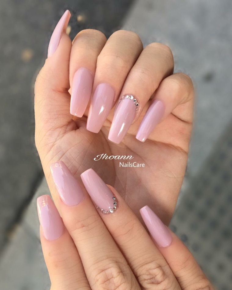 Manicure forma quadrata, smalto rosa nude, decorazioni con brillantini