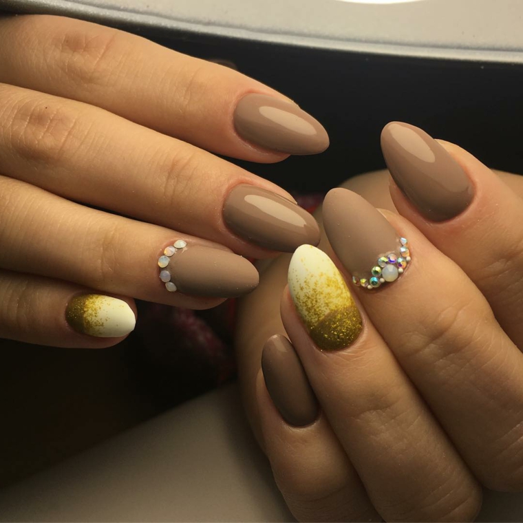 Forma unghie, idea a mandorla di colore marrone molto chiaro e accent nail con brillantini 