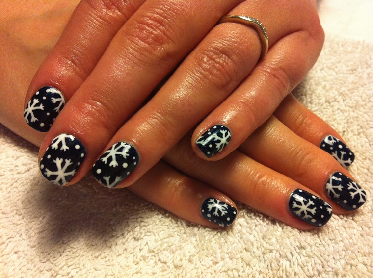 Christmas-nails-black-white-decorations