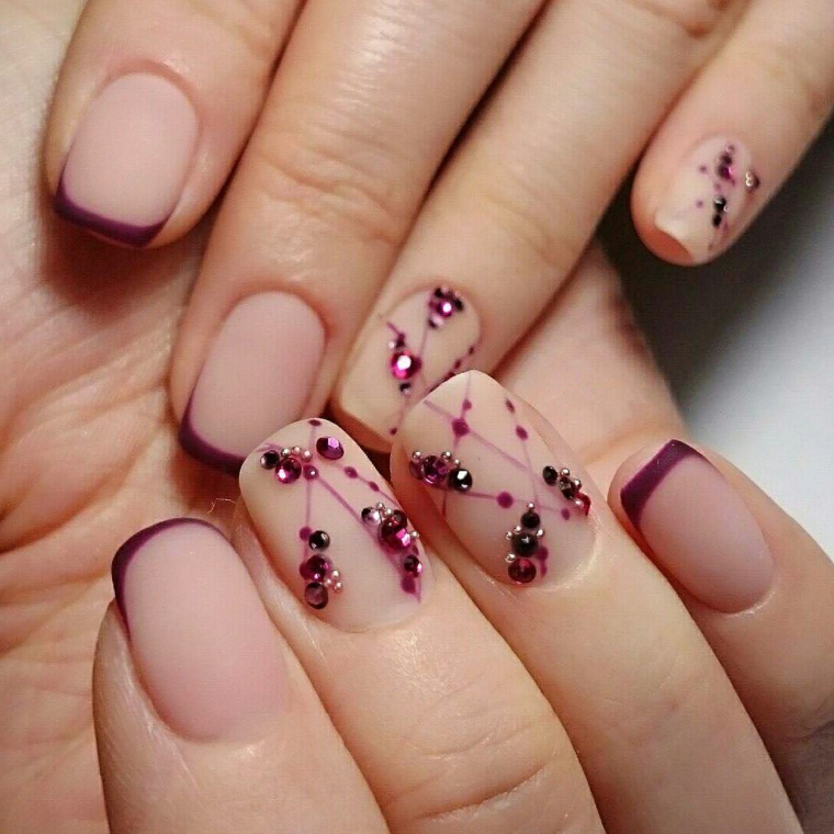 Unghie corte con brillantini, nail art french, unghie con smalto color carne