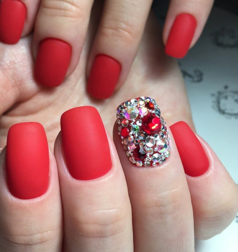 Smalto rosso opaco, accent nail con brillantini, unghia con brillante rosso